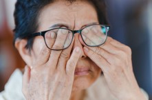 Chọn Mua Máy Massage Mắt Cho Người Hay Nhức Mỏi Mắt 